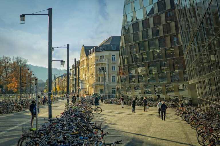 Universitas Terbuka Kelas Karyawan: Solusi Studi Fleksibel untuk Pekerja Profesional