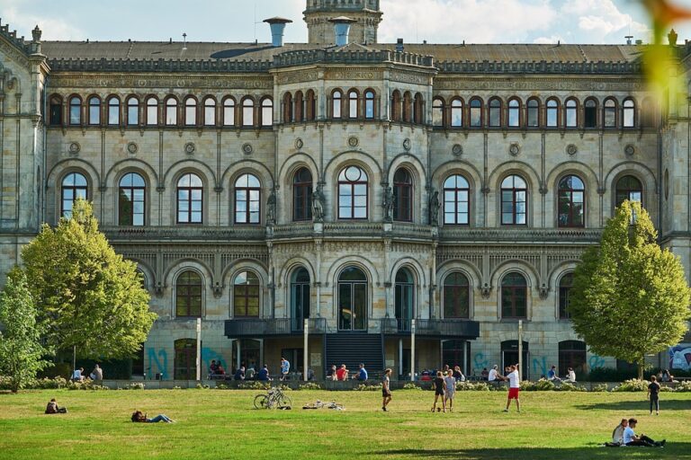 Universitas Satya Negara Indonesia adalah salah satu perguruan tinggi yang terkemuka di Indonesia. Berlokasi di Jakarta, universitas ini telah menyediakan pendidikan berkualitas tinggi dan berbagai program studi yang relevan dengan kebutuhan pasar kerja.